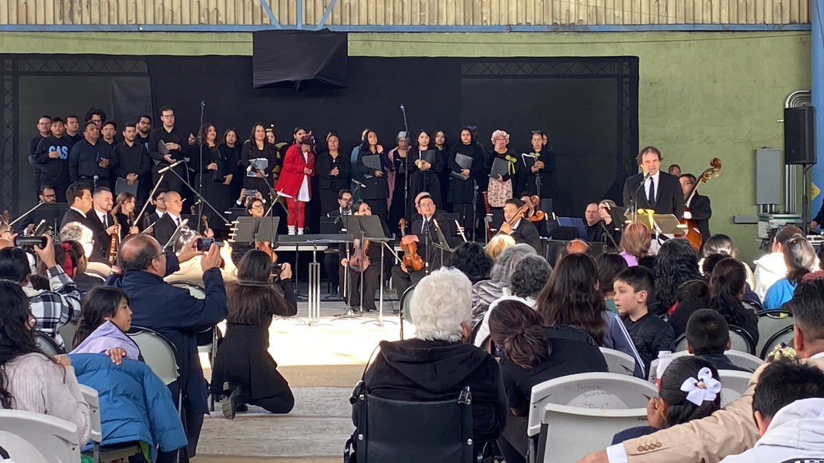 ReneArguellez's tweet photo. Este #DíaDeLaNiñez recordamos el concierto por la paz y la inclusión impartido @Cultura_BC hace unos días en el #CentroMultiservicios de #Tijuana

Ante un lleno total, quedó claro el potencial de la cultura para crear espacios de coexistencia entre la comunidad local y refugiada https://t.co/oCTPlQ7Myi