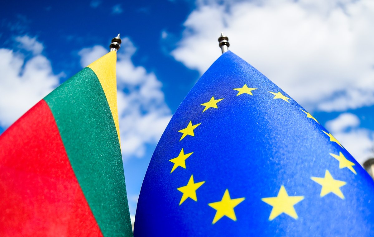 Today Lithuania celebrates 20 years of its 🇪🇺success story: - 🇱🇹 GDP grew 4.6 times - Foreign investment grew more than 6 times - Average salary increased more than 5 times - 91% of Lithuanians think that 🇱🇹 benefited from 🇪🇺 membership Proud &happy to be in the European family!