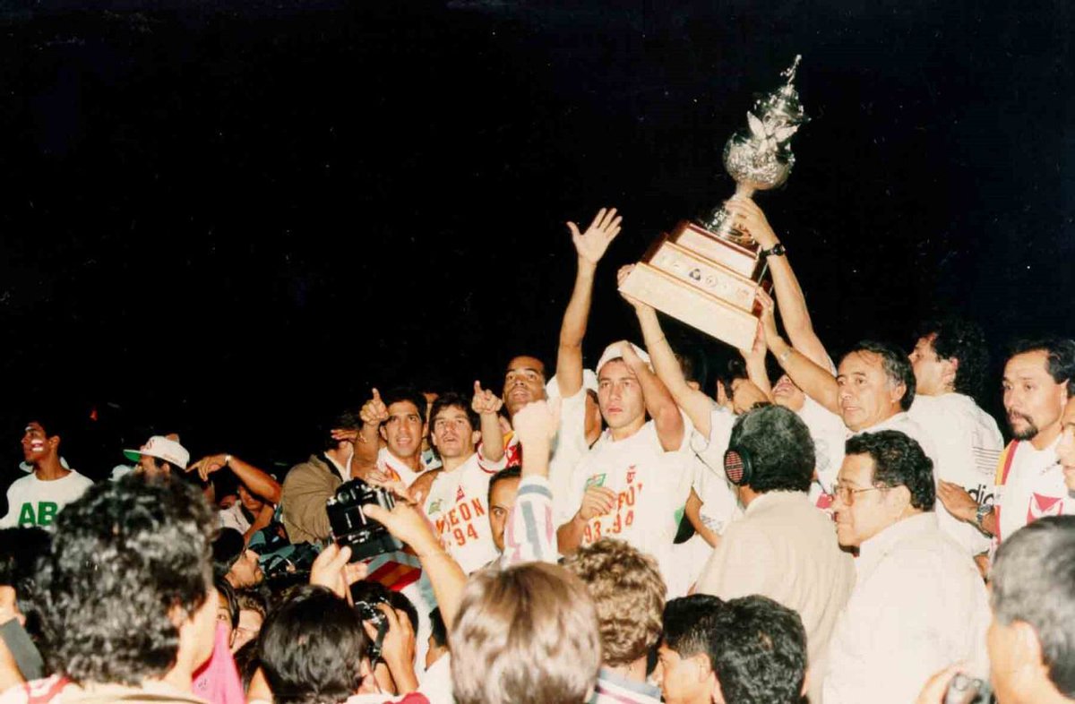 #Zona3Deportes | ¡Así luce el Tecos Campeón de la temporada 93-94 30 años después! 😱⚽️🦉🏆 

Grandes figuras y leyendas que escribieron sus nombres con letras de oro en el único título de la Primera División que guardan los @FCTecos en sus vitrinas 🦉🏆👏🏼 

¿A quién recuerdas?…