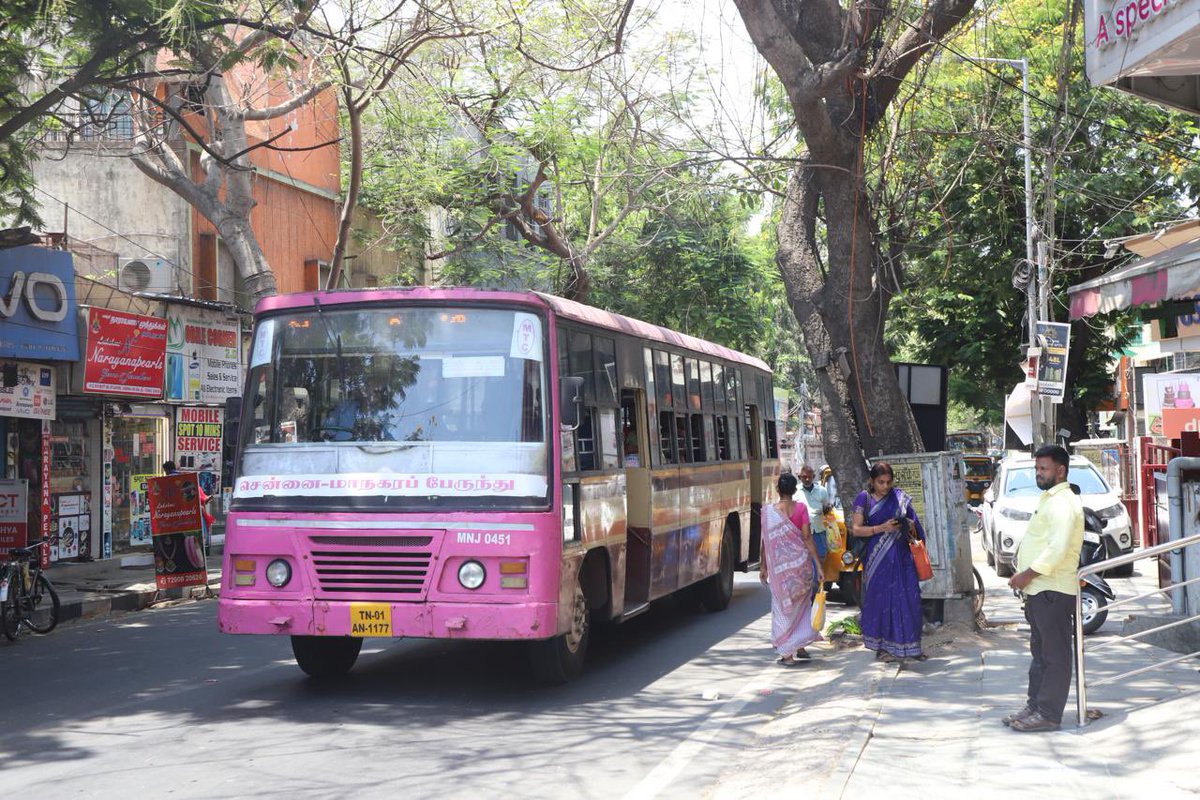 #MTC and #CMRL force commuters to roast in 37deg heat: no bus shelters at new temporary bus stops on diverted routes caused by #ChennaiMetro rail work in Mylapore zone.