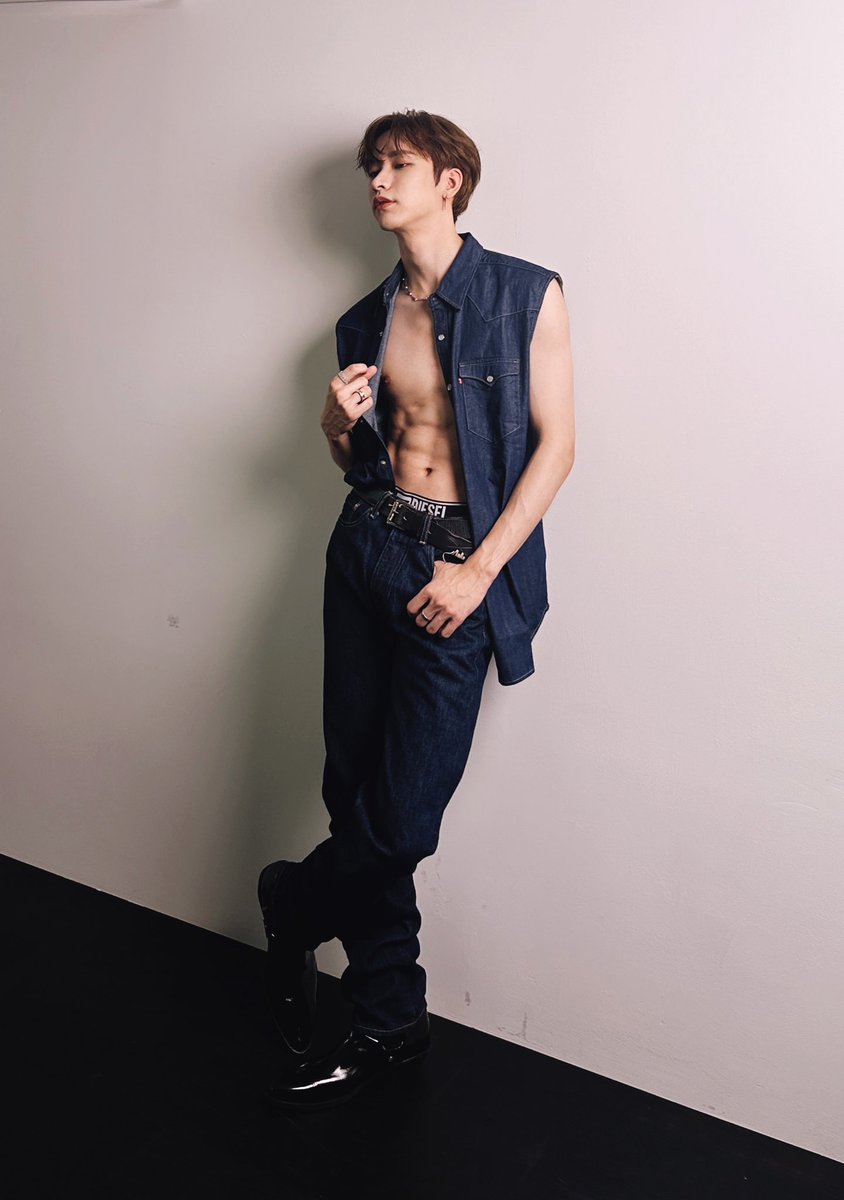 sunghols's tweet photo. I love a denim moment ๐ฉต
#lsd #lyonsd #lyonselcaday #ooosd #onlyoneof #์จ๋ฆฌ์์ค๋ธ #๋์ธ #nine https://t.co/I27PJAT58P