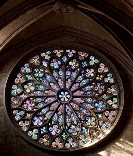 La rosassa de Santa Maria del Pi, la segona més gran de Catalunya, fou refeta per Josep M Jujol després d'haver estat destruïda durant la Guerra 1936-39. Jujol, fill de Tarragona, va morir a Barcelona el 1r de maig de 1949