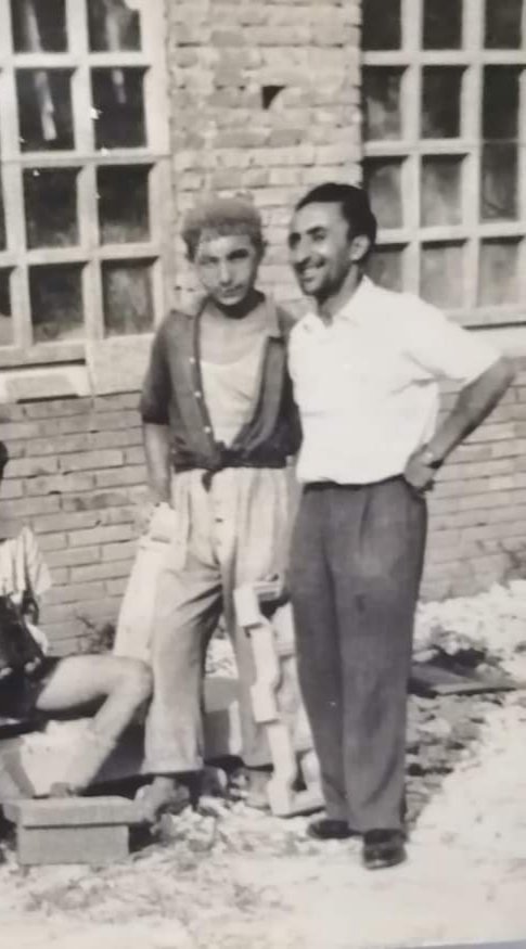 Come ogni anni posto questa foto.
Mio papà, 12 anni, garzone da un muratore, avrebbe voluto andare a scuola ma la famiglia era numerosa e c'era tanta miseria.
È morto per un mesotelioma da amianto.
È morto PER il lavoro.
Lui e tanti altri.
Di lavoro a volte si muore.