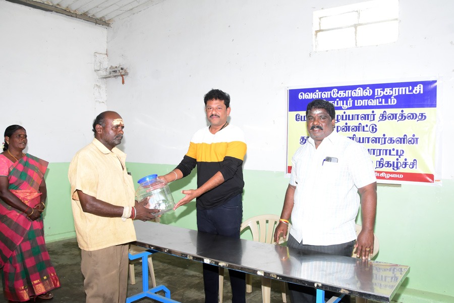 VellakovilMpty's tweet photo. Today Vellakovil Municipality May -1 Labour day conducted program in appreciation to sanitary workers and providing gifts and foods #My_Waste_My_Responsibility #IndiaVSGarbage #SwachhthaKaUpahaar #IndiaVsGarbage #SwachhAmritMahotsav #harageelasookhaneel
#SwachhSurvekshan2024 https://t.co/6QxBrDDEBr