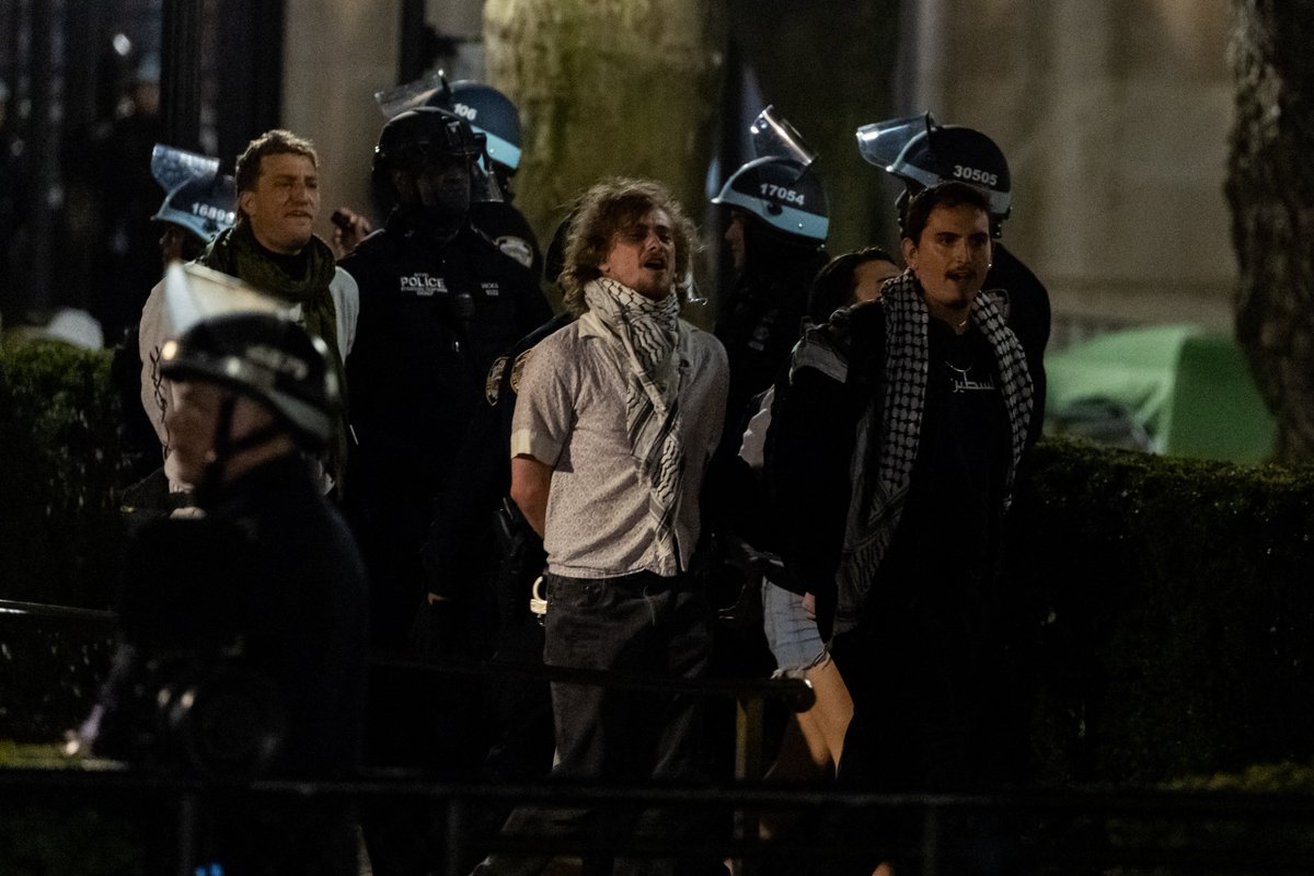 US police violently raid Columbia University and arrest dozens of pro-Palestinian demonstrators. CU's president asked police to remain on campus until after graduation 'to maintain order and ensure that encampments are not re-established.' More here ⤵️ middleeasteye.net/live/israels-w…