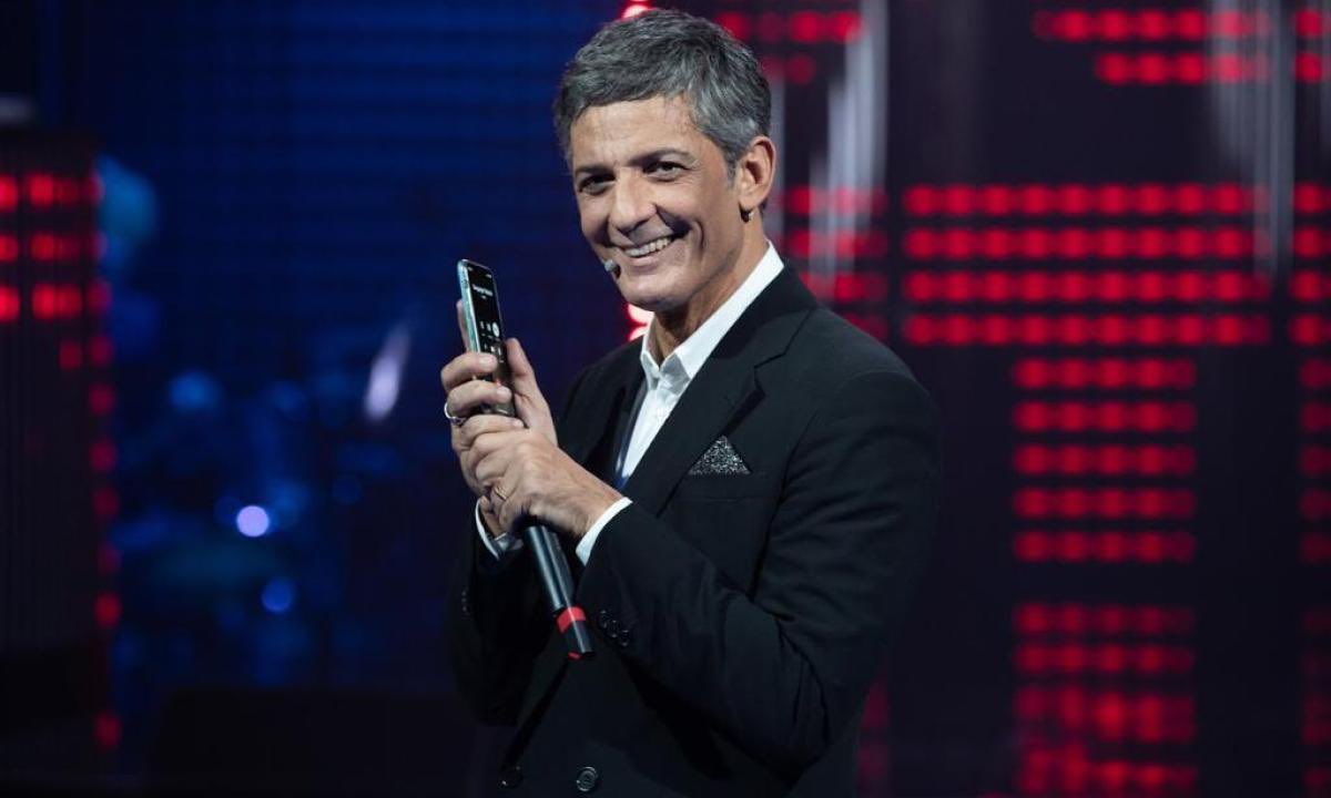 Fiorello: “Congratulazioni Carlo, lo dico in diretta che fai #Sanremo2025”
Carlo Conti: “Non fare il bischero, poi mi tocca farlo perché tu l’hai detto. Sto ancora resistendo stoicamente”

#VivaRai2