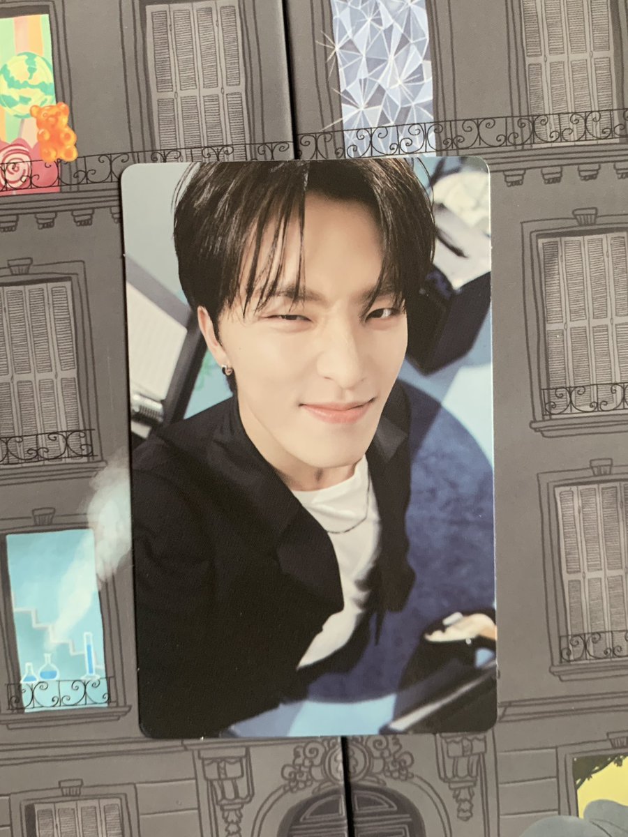 jungchanisms's tweet photo. IVE NEVER SEEN YOU USE THIS ANGLE IN YOUR LIFE WHAT ARE YOU DOING LEE DINO https://t.co/xocWXtd6QT