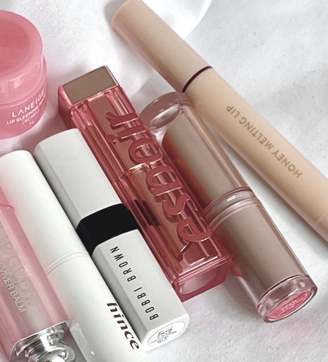 itfeelstory's tweet photo. วันนี้มารวมลิปมาส์ก / lip balm มีสีที่ใช้แล้วชอบ ทั้งบำรุงทั้งปากฉ่ำสวยในแท่งเดียว บางแท่งใช้เกิน 2-3 แท่งแล้ว ดีแบบไปซื้อใช้เถอะ💘✨ https://t.co/u0884Ply1d