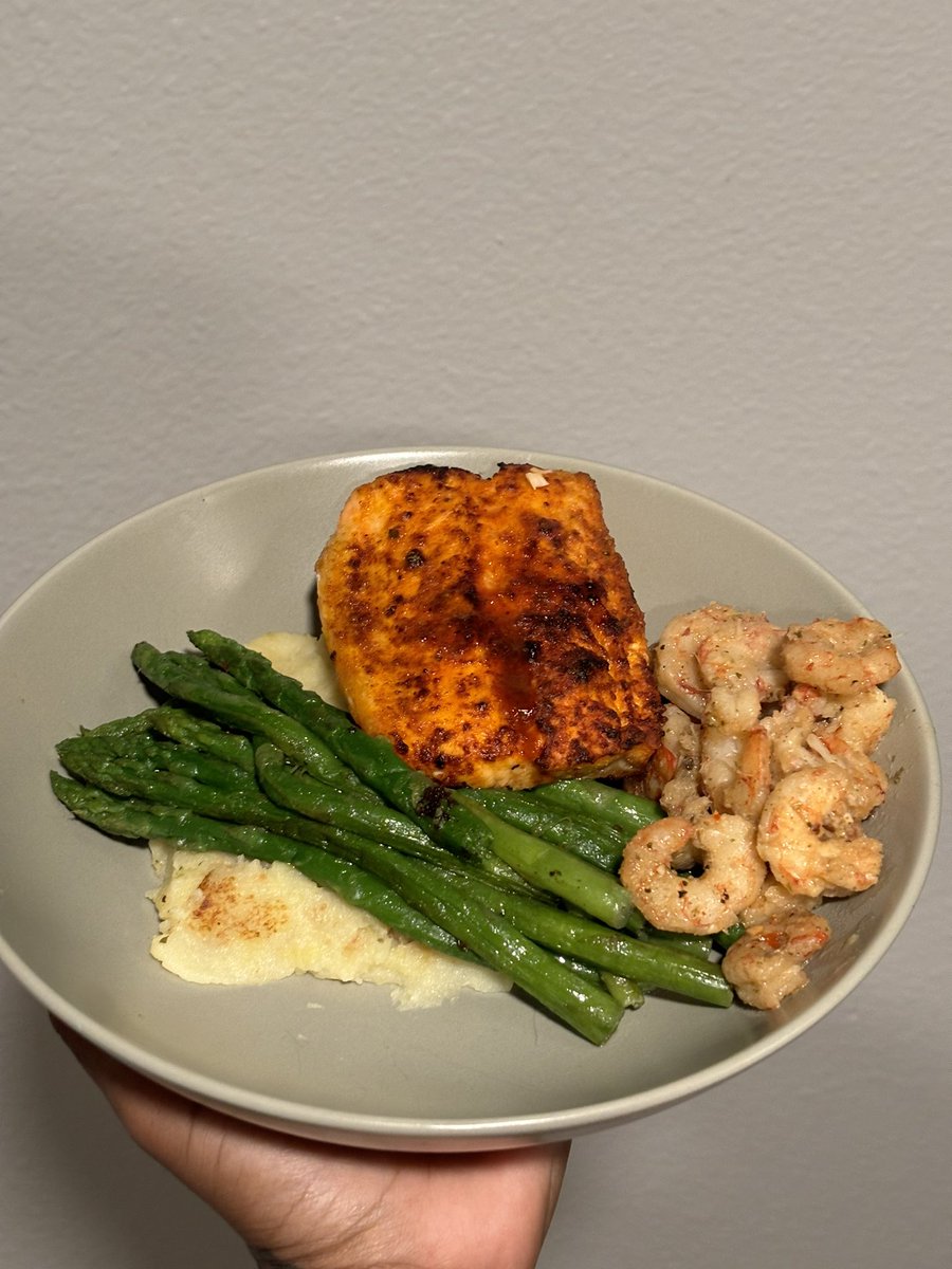 Salmon + shrimp + asparagus + mash 
Quick dinner/ high protein 😮‍💨