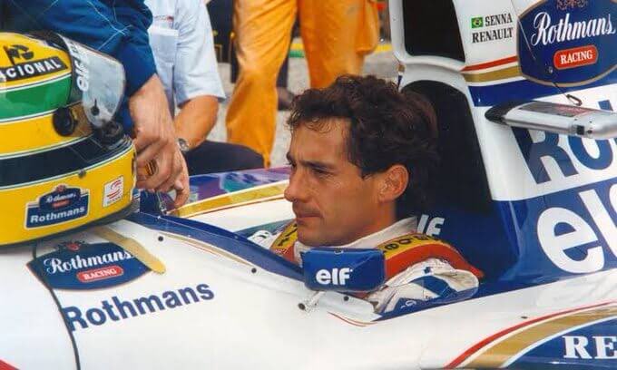 1º de Maio de 1994; Eu tinha 7 anos, acordei cedo, animado, junto com meu pai e meu irmão, fiz um copo de toddy e sentei na frente da TV, ansioso para ver mais uma corrida e torcer pelo Senna. Mas naquele fatídico dia, Senna estava com olhar distante, pensativo. Segue o 🧶