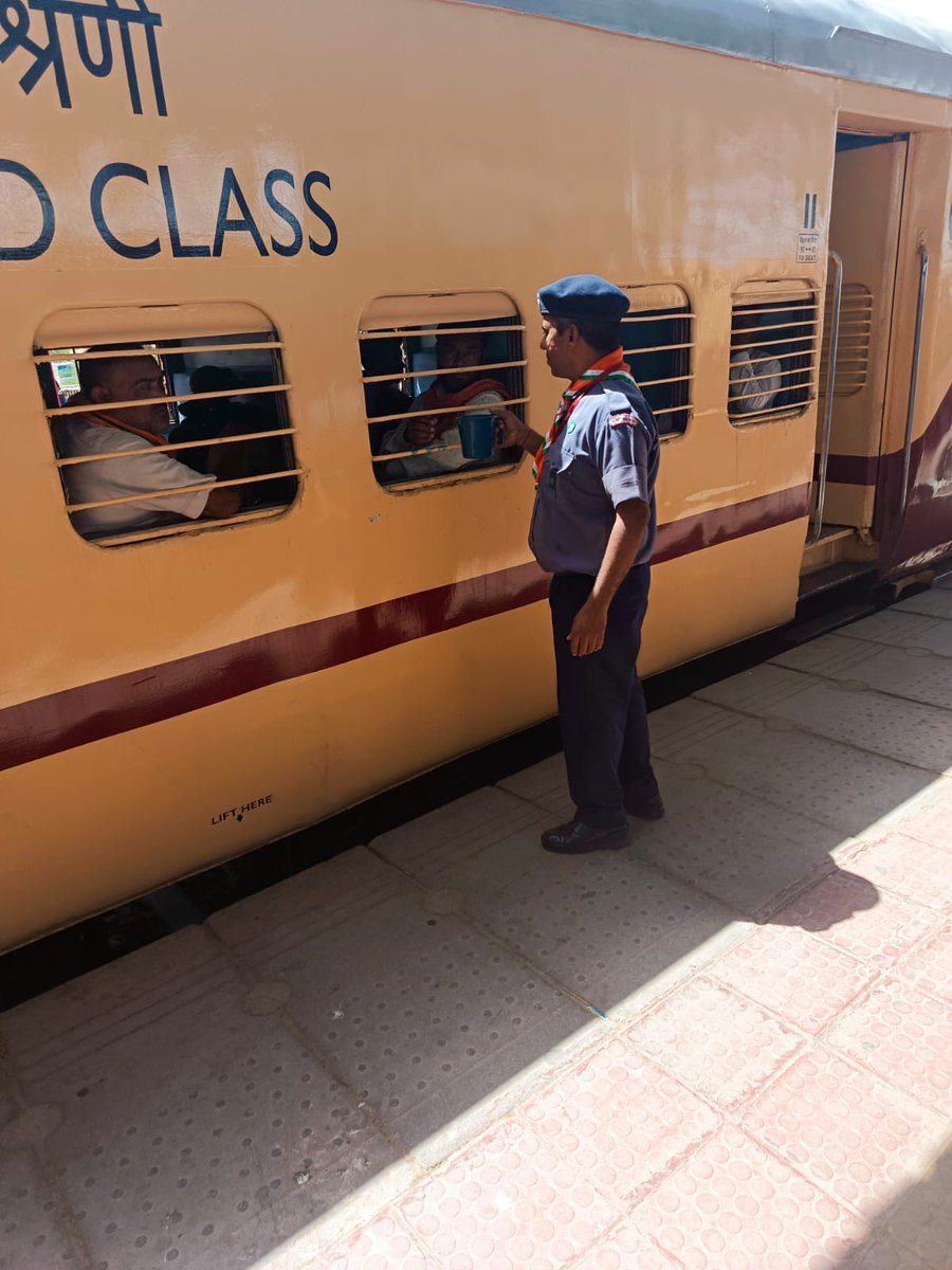 रेल यात्रियों की सुविधा के लिए रेल प्रशासन द्वारा स्टेशनों पर स्काउट गाइड और गैर सरकारी संगठनों के सहयोग से ट्रेनों में निशुल्क स्वच्छ पेयजल उपलब्ध कराया जा रहा है। बीकानेर मंडल के सादुलपुर स्टेशन पर प्लेटफार्म और ट्रेन के बोगी तक पेयजल आपूर्ति की जा रही है।