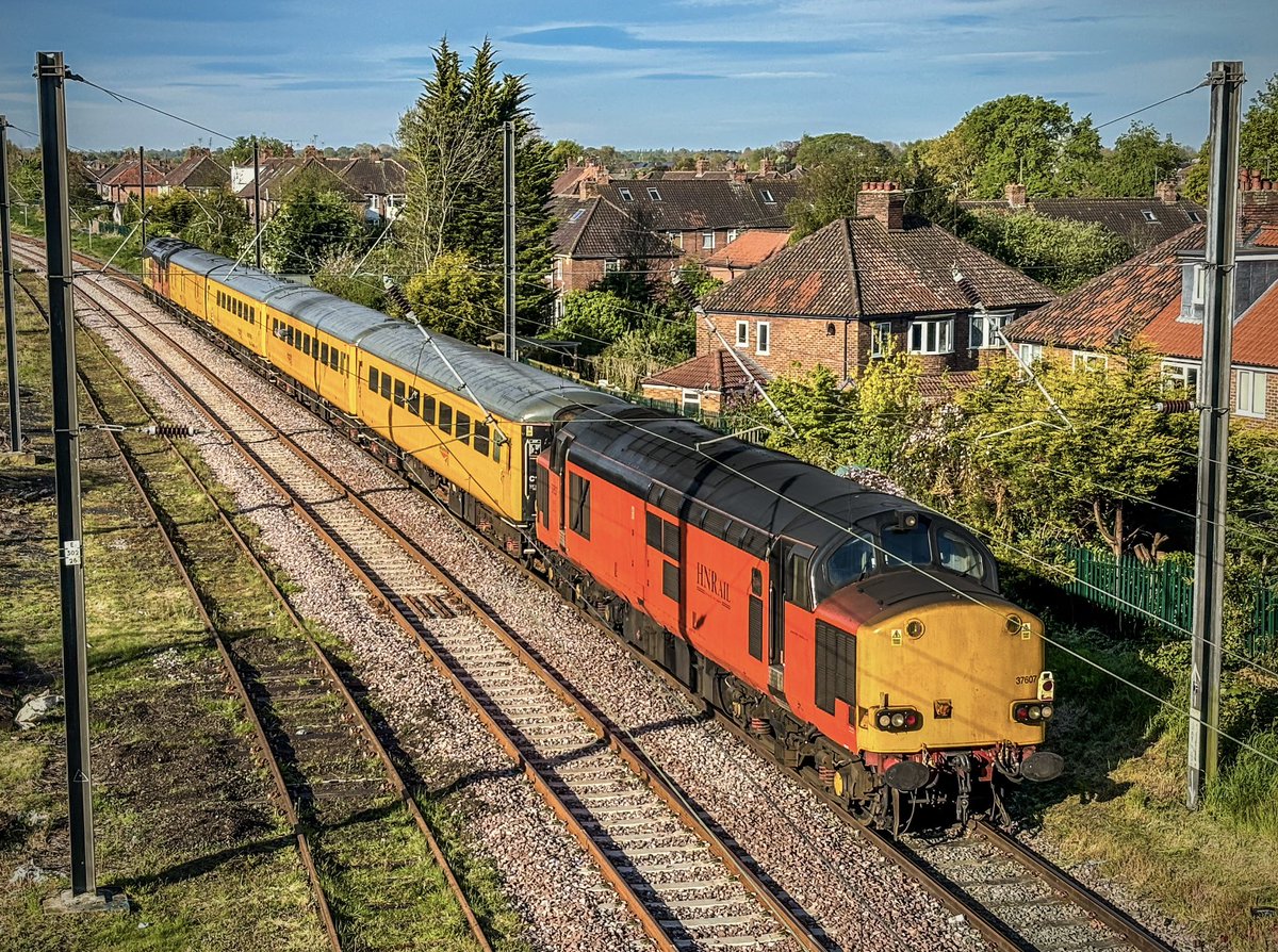 miles_chains's tweet photo. A beautiful morning in York (yesterday), and 37607 was found residing in the sidings at Holgate after arriving with 1Q64 the previous evening. Everything slowly starting to feel a bit warmer, finally!
#Class37 #Colas #HNRC #Tractor #Holgate #York https://t.co/n7Ec1g4THW