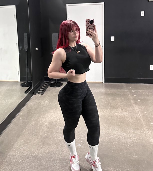 Hi :D it was leg day https://t.co/DjNNJeG8ng