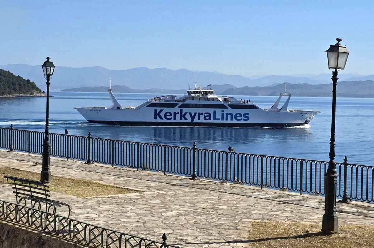 Schon früh am Morgen ist die Fähre zwischen Kerkyra (Korfu Stadt) und Igoumenitsa auf dem griechischen Festland unterwegs.
Habt alle einen schönen 1. Maifeiertag! 🤗