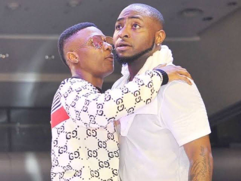 Wizkid and davido dey house dey enjoy while twitter just dey bomb anyhow omo I want to be celebrity 🤧😷