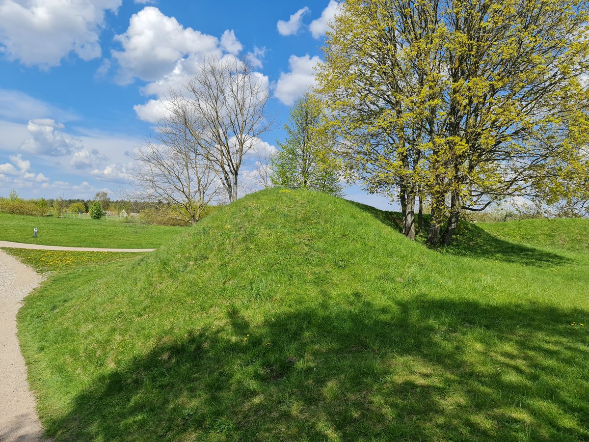 Some of the youngest hillforts in Europe - Kernave medieval settlement from 13th and 14th century Lithuania. The aerial view of the hillforts and the unfinished rampart of the settlement area.
#HillfortsWednesday