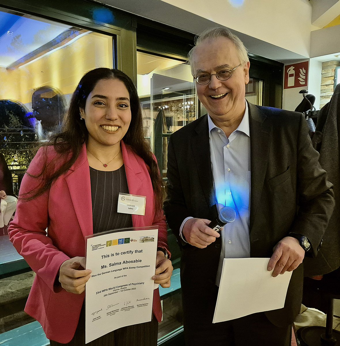 #WPA🌐

@WPA_Psychiatry invited medical students to submit an essay on the “The Interface of Physical and Mental Health”🎓

The winner in the category german-speaking essay is @Salma9abosabie from @uni_wue. The award was handed over by @JWancata during #OEGPP24

Congratulations💐
