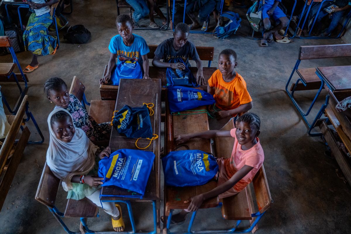 Au #Mali, un financement du GPE, mis en œuvre par @BM_Afrique, aide le ministère de l'Éducation à distribuer des kits scolaires pour assurer la continuité de l'apprentissage des enfants vivant en zones de conflit. 312 000 élèves en ont déjà bénéficié. 🔗 wrld.bg/n0GA50Rt863