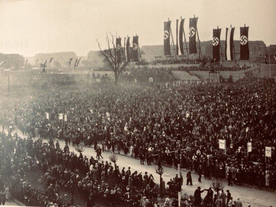 Am 1. Mai 1933 versammelten sich Hundertausende auf dem Tempelhofer Feld in Berlin zum „Tag der nationalen Arbeit“. 
Die Nazis vereinnahmten den Tag der Arbeiterbewegung erfolgreich für ihre Ideologie. 
Einen Tag später zerschlugen sie die freien Gewerkschaften.
#1Mai