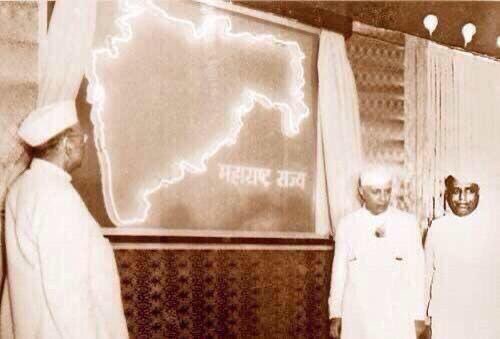 1 May, 1960: Pandit Nehru, YB Chavan & Sri Prakasa unveil map of new state of Maharashtra at Raj Bhavan, Mumbai #महाराष्ट्रदिन #MaharashtraDay