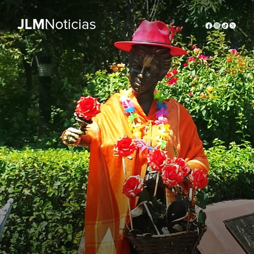 Una mujer de la tercera edad adornó una de las estatuas de bronce del Jardín de San Marcos, logrando caracterizarla como una vendedora de flores.

El momento fue captado por el usuario Juan Chávez.

#JLMNoticias #Aguascalientes #Ags #JardíndeSanMarcos