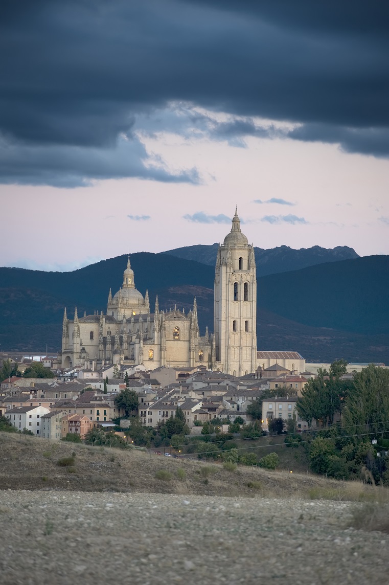 😍La Catedral de Nuestra Señora de la Asunción y San Frutos comenzó a construirse en 1525 según las trazas de Juan Gil de Hontañón y fue consagrada en 1768. La Dama de las Catedrales es una de las catedrales góticas más tardías de España y Europa. #RedescubreSegovia