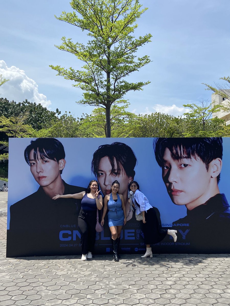 benzayyb's tweet photo. We as a Yonghwa bias 😆 Boices are super chill and nice. 💙 I’m so happy for everyone cause finally! We’ve been waiting for so long and CNBLUE is still solid as ever. 🔥 3.5 hours show with nothing but awesome performance. They looked so happy and energetic on stage and https://t.co/2Mszv7E1qj