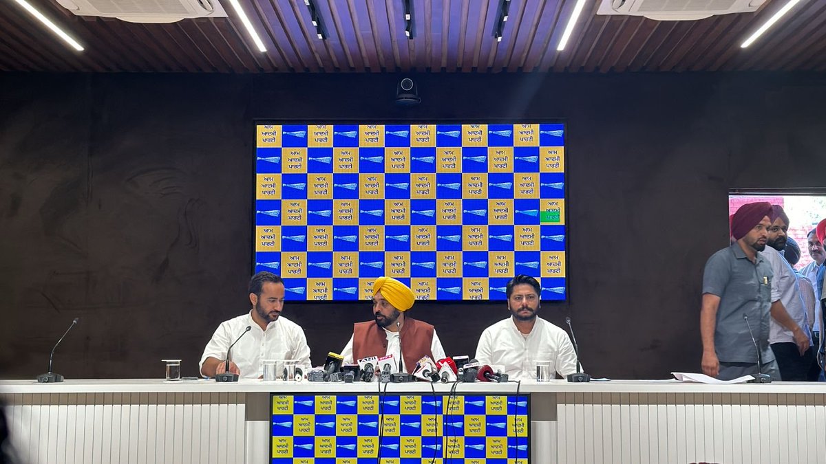 Former #Congress MLA Dalvir Goldy was inducted into #AAP along with his supporters by Chief Minister #BhagwantMann and AAP candidate from Sangrur, Gurmeet Singh Meet Hayer. Goldy had contested the 2022 assembly polls against Mann from Dhuri assembly segment but lost.
