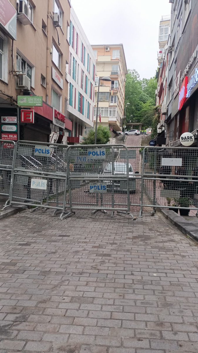 Istanbul,1er mai: tout le centre ville barricadé, les rives du Bosphore fermée : Galataport, pont de Galata, touristes perdus sous la pluie, plus de police que de manifs 😱