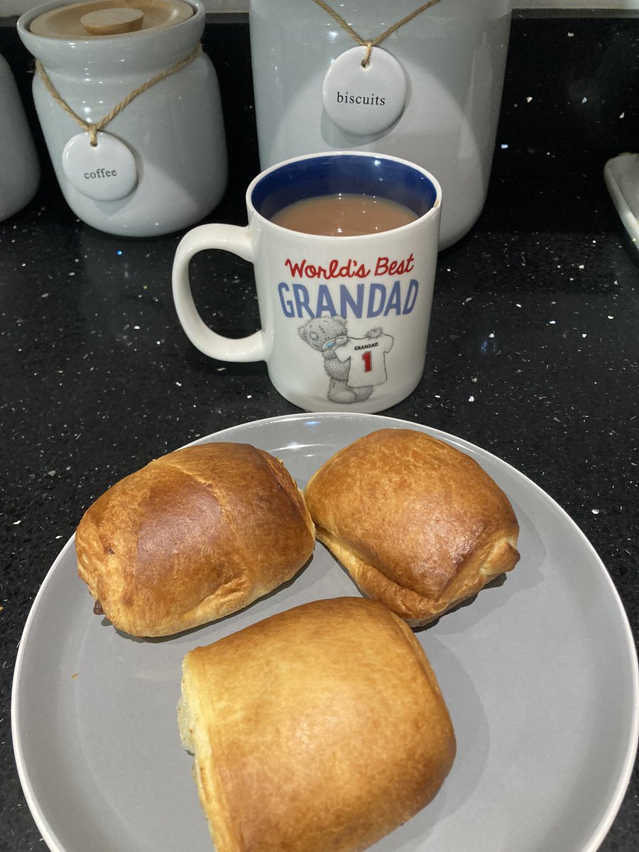 Happy Wednesday Beautiful Barmcakes 💙 Old 3 Chins has a long day ahead so up early for a change 😂😂 Let's have a Romantic poem to start the day💙😘😍 Roses are Red Violets are Blue Pains Au Chocolat 🇫🇷 for breakfast, no wonder I'm a fat 3 chinned fucker😂 & a Nice Inky Brew😂