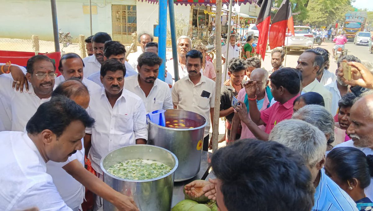 மாண்புமிகு கழகத் தலைவர் தமிழ்நாடு முதலமைச்சர் அவர்களின் வழிகாட்டுதலின்படி புதுக்கோட்டை தெற்கு மாவட்ட கழகம் மாவட்ட வர்த்தகர் அணி - விளையாட்டு மேம்பாட்டு அணி சார்பில் அறந்தாங்கி அறந்தாங்கி அரசு மருத்துவமனை எதிரில் நிறுவப்பட்டுள்ள கோடைகால தண்ணீர் பந்தலை துவக்கி வைத்தபோது.