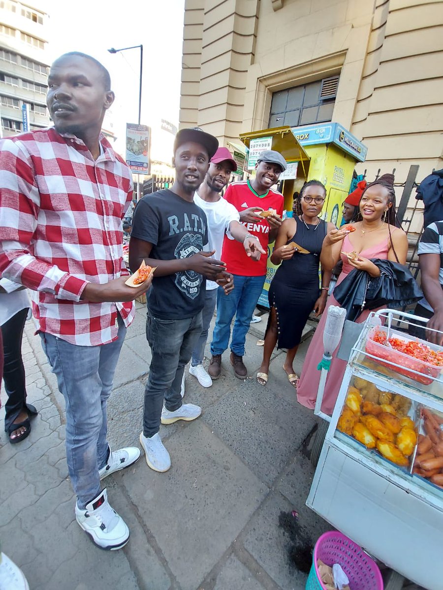 The Osama-led delegation at Archives talking to our resident smokie surgeon, the talks were dubbed 'atige gosamba ebicha' after Masao said out of the required 315k School fees tulichanga only 600 bob 🤣