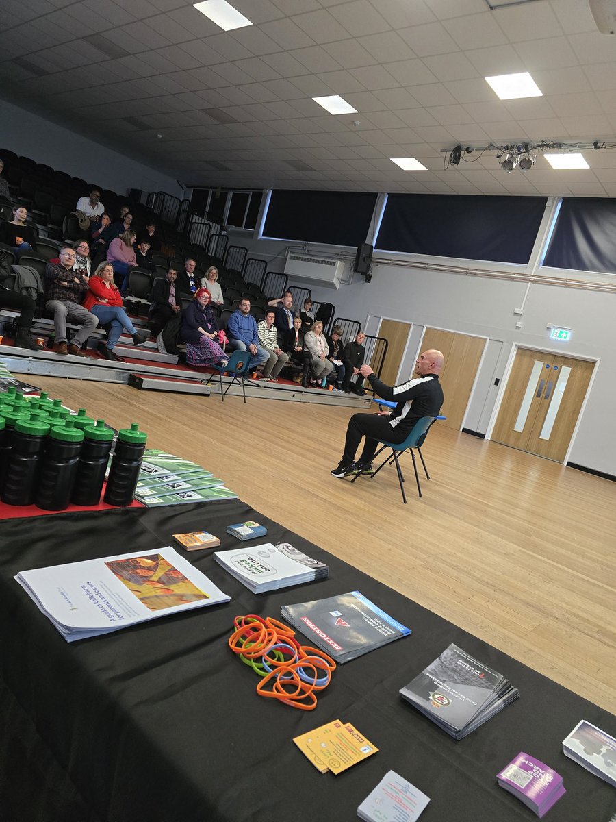 Last night 6.00 till 9.00pm I attended a community event @HolyroodAcademy with @ASPolice neighbourhood Team, VPR and @paulhannaford. We raised awareness about #Child #Exploitation, #knifecrime and how to start conversations with your children. Prevention is better than cure!!