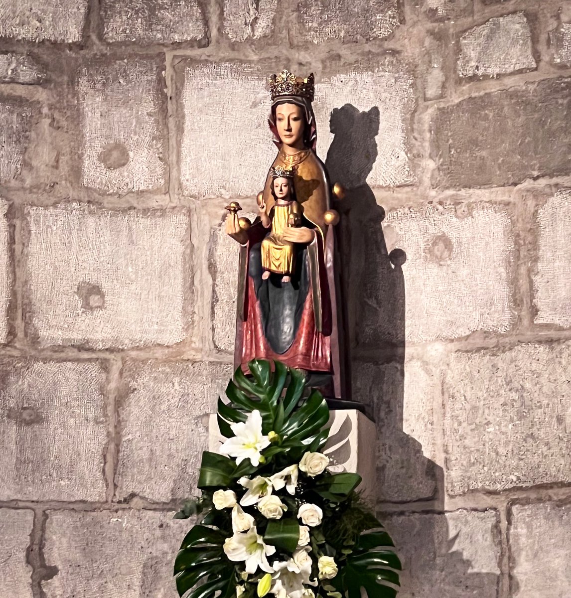 Bendecidos por la lluvia, deseo a todos los alaveses un feliz y alegre día en torno a la Casa de nuestra Madre, la Virgen de Estíbaliz. Que Ella, trono de la sabiduría y causa de nuestra alegría, ponga en nuestro corazón lo necesario para ser alegría y esperanza en el prójimo.