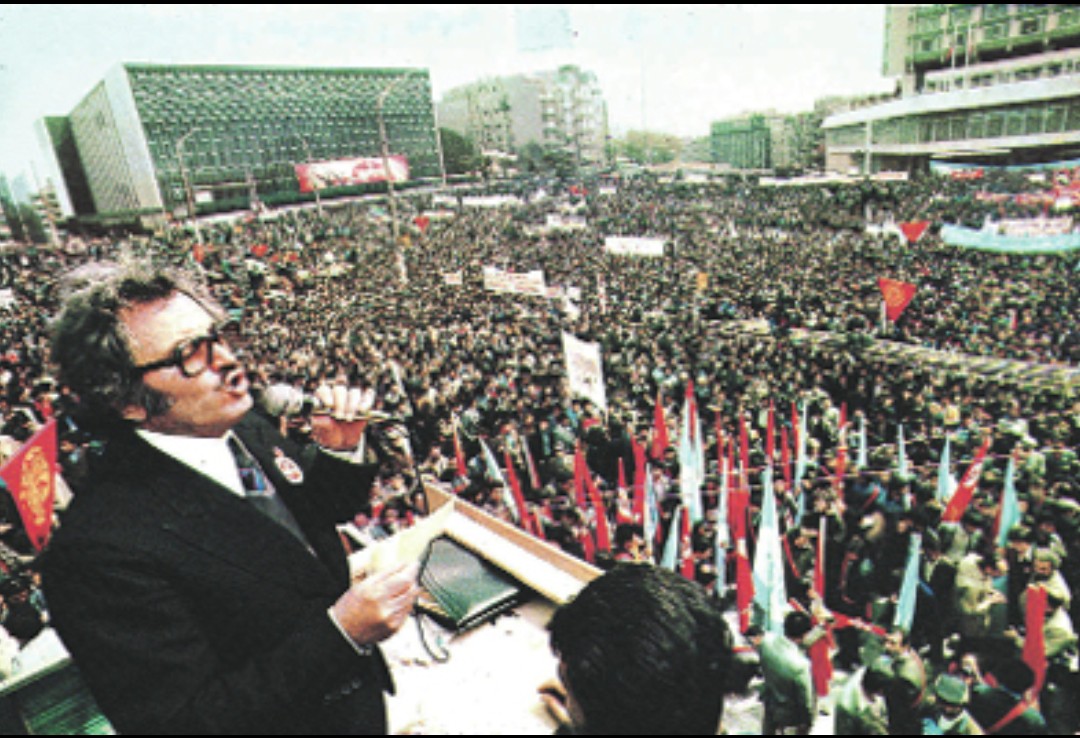 1 Mayıs, Taksim ve Disk'in efsanevi Başkanı Kemal Türkler.... Anmadan geçemezdim. Nurlarda yatsın. Taksim' de 1 Mayıs İşçi ve Emekçi Bayramı'nı kutlamak neden yasaklanır; bileniniz var mı? #Taksim #1mayisemekvedayanismagunu #1mayisişçibayrami #KemalTürkler @nilgunturkler