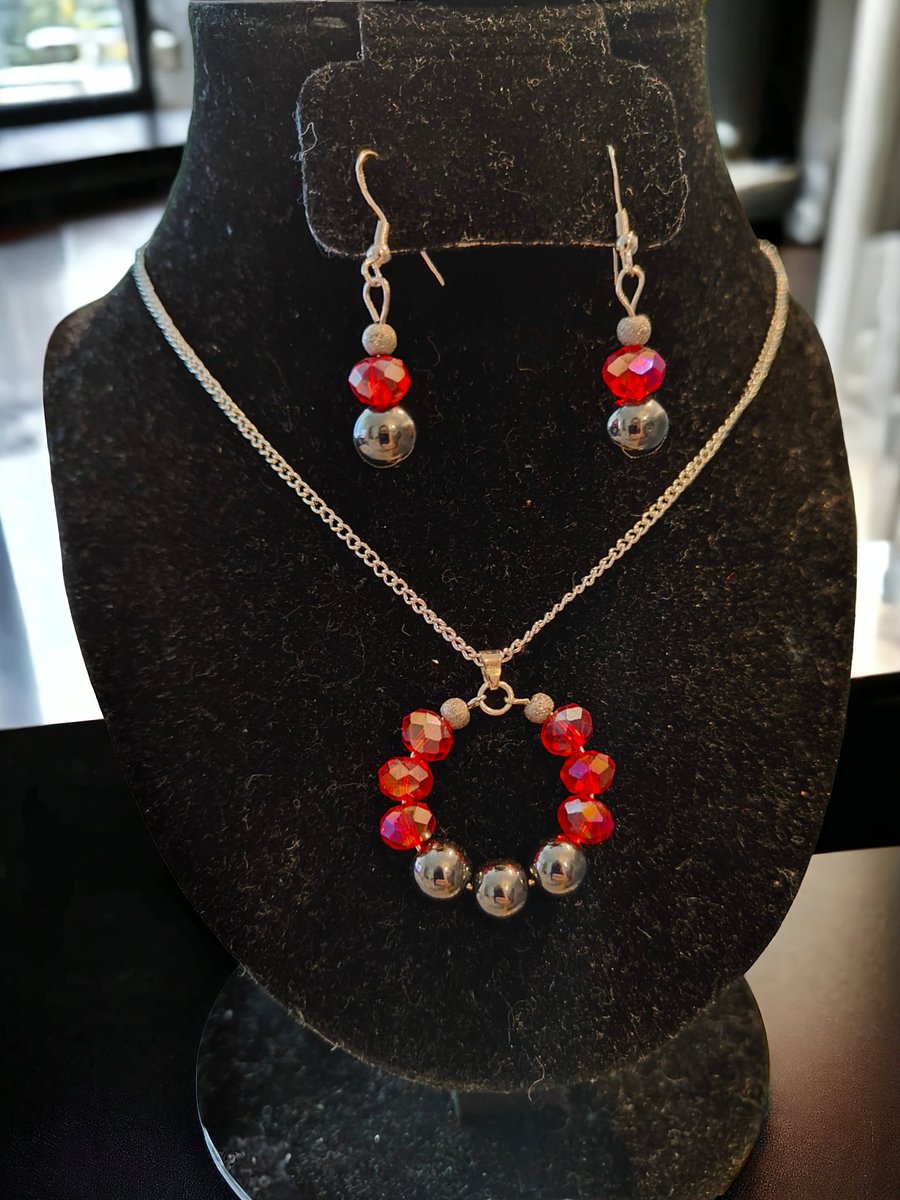 Bold yet lightweight and comfortable for all day wear! This gorgeous jewelry set is ready to ship! zeespiecesshop.etsy.com/listing/150007…

#jewelryset #jewelrylover #jewelryaddict #necklaceandearringset #jewelrydesign #giftideas #giftsforher #giftforher