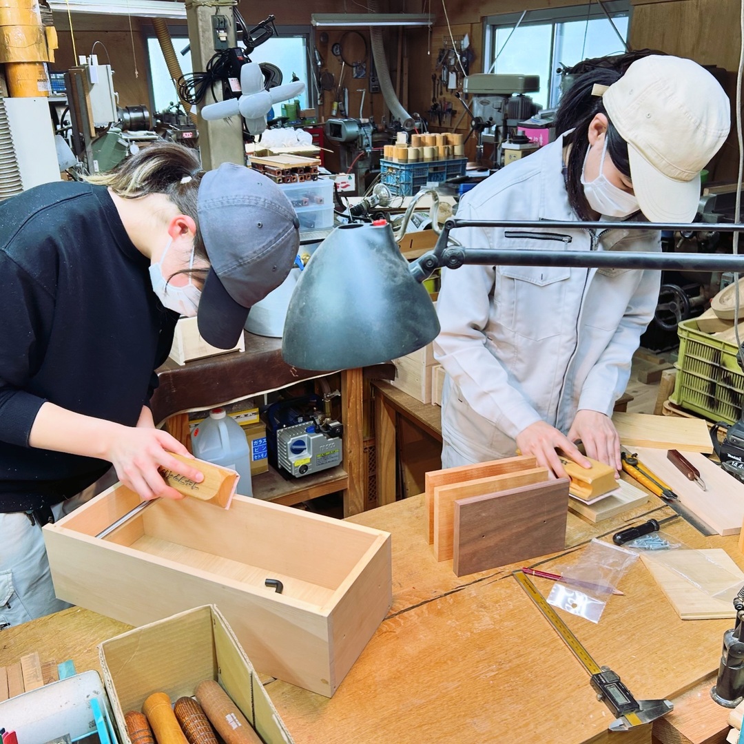 引き出し制作も大詰め。仕上げの磨き中
…
#woodwork #woodworking #woodturning #craft #japan #日本製 #野原工芸
