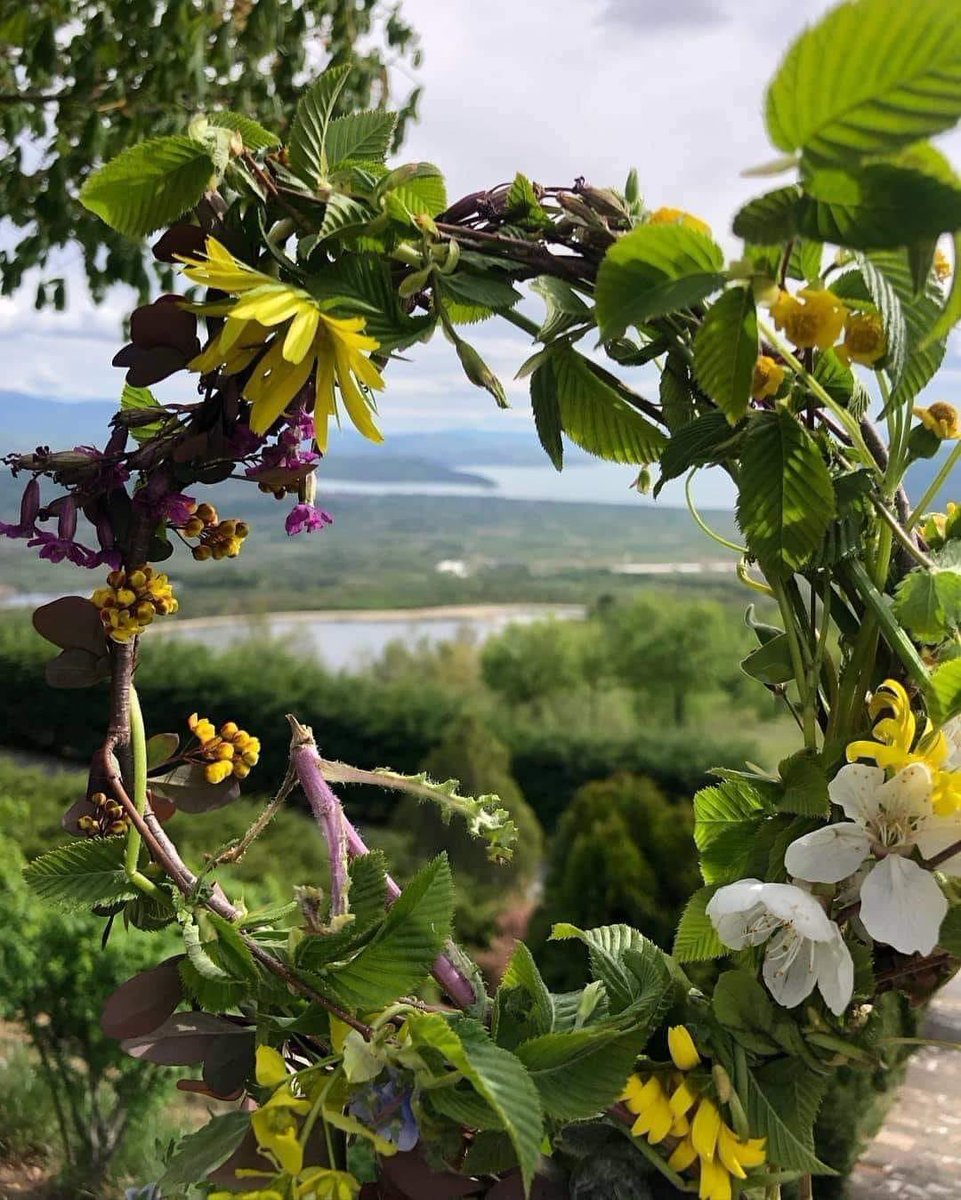 Happy 1st of May! Waking up with a flower crown in mind (maybe later ) and excited for all the beautiful things this month will bring. #GoodMorning #MayVibes