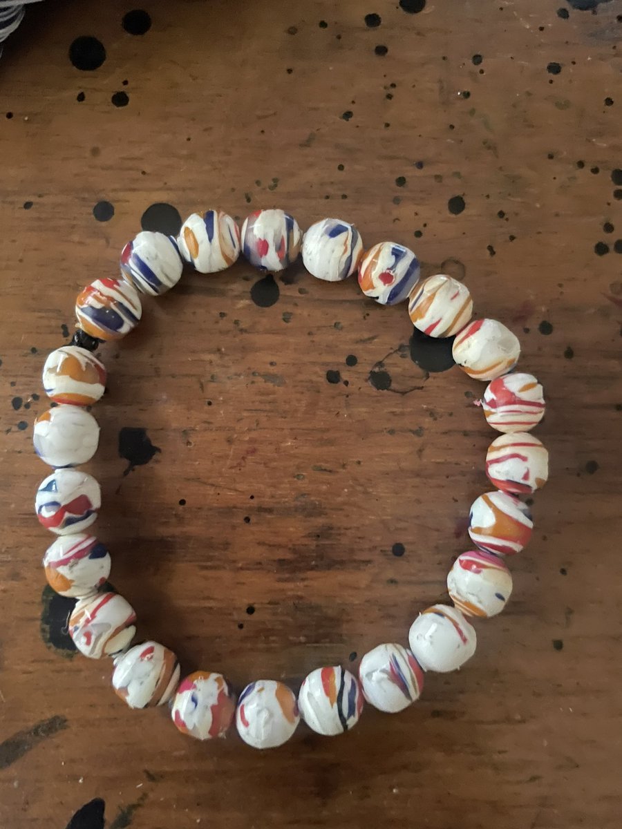 Mau Give Away  Gelang plastik. Bisa buat lucky charm, charge with + energy. Komen2 aja di bawah, nanti aku pilih siapa yg dapet. Follow dan repost ya, jan lupa