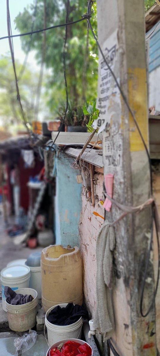 The dwellers at roadside 'jhuggis' in #Delhi fear that their homes & vending 'thelas' might be bulldozed if #Modij came back to power. They have hope from #ArvindKejriwal. 
#LokSabhaElections2024 #BJP #INDIAAlliance #AamAadmiParty