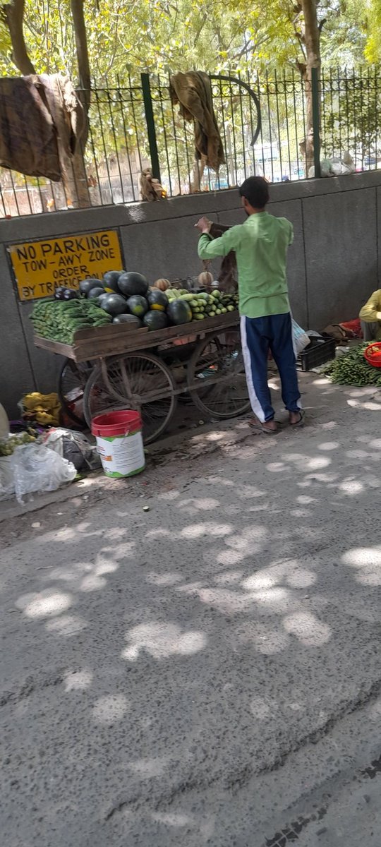 NalinAnant's tweet image. The dwellers at roadside &apos;jhuggis&apos; in #Delhi fear that their homes &amp;amp; vending &apos;thelas&apos; might be bulldozed if #Modij came back to power. They have hope from #ArvindKejriwal. 
#LokSabhaElections2024 #BJP #INDIAAlliance #AamAadmiParty
