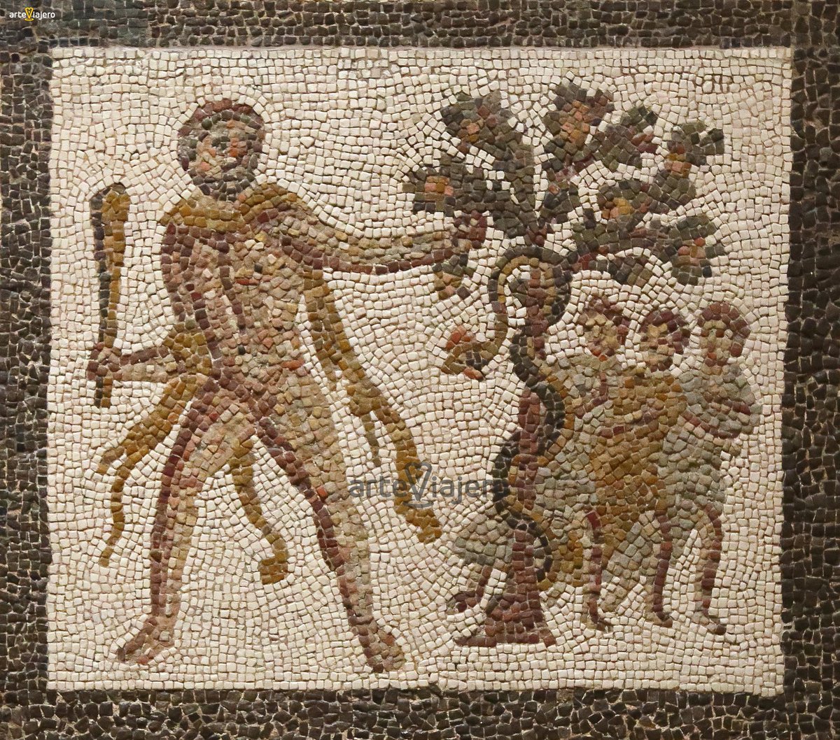 Hoy #1deMayo celebramos el #DiaDelTrabajo con el magnífico mosaico romano de los Doce Trabajos de Hércules. La obra está datada en el S. III d. C y fue encontrada en Llíria (Valencia). En la actualidad se conserva en el Museo Arqueológico Nacional (Madrid) #BuenosDias