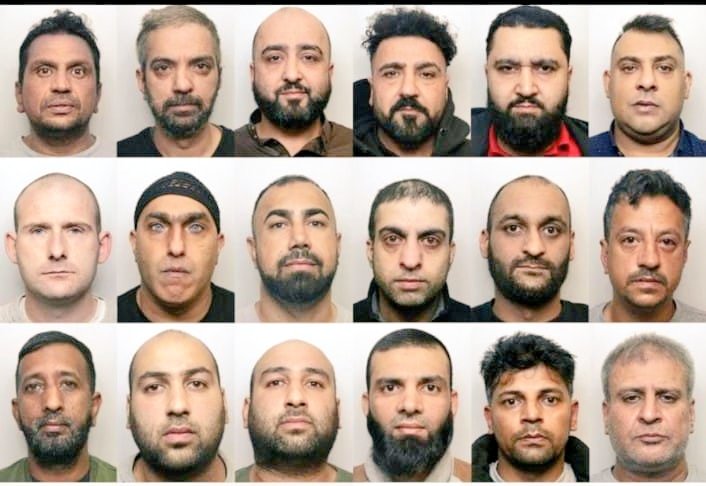 @SonOfBharat7 ये उन क2ओं की फ़ोटो हैं ।

जो ब्रिटेन में गैर मुस्लिम नाबालिक लड़कियों का रेप करने का गैंग चलाते थे।

पिछले एक हफ्ते में इन्हे गिरफ्तार किया गया है इन्होने जानकारी दी है कि इनके जैसे कई हज़ार लोग अब भी ब्रिटेन की नाबालिक लड़कियों से अपनी हवस मिटाने को आज़ाद घूम रहे  #मेराअब्दुल