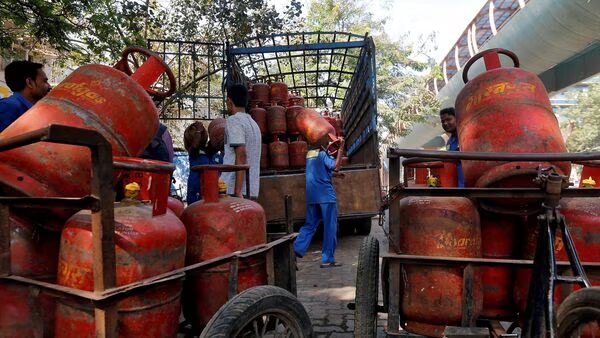 Prices of commercial #LPG cylinders slashed by Rs 19. Oil marketing companies have slashed the prices of commercial #LPGcylinder by Rs 19, effective from Wednesday, May 1. In #Delhi, the retail sales price of a 19 kg #commercial LPG cylinder now stands at Rs 1,745.50. #LPGPrice