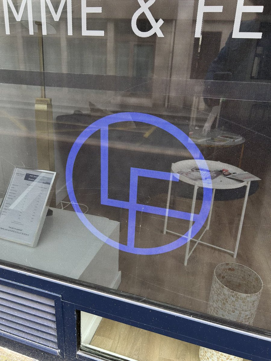 Encontrei esse logo passeando pela rua na França… será que estou viajando muito em ficar abismado? Só eu enxergo o whistleblowing?
Intensional? Acidental? O que os designers de logos acham?