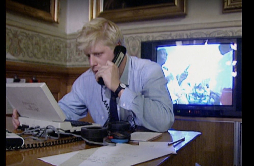 Kære #twitterhjerne 

Jeg har set den nye BoJo dokumentar på DR. 

Er det her en ung Boris Johnson som dækker den danske Maastricht-afstemning i 92’ i Folketinget?