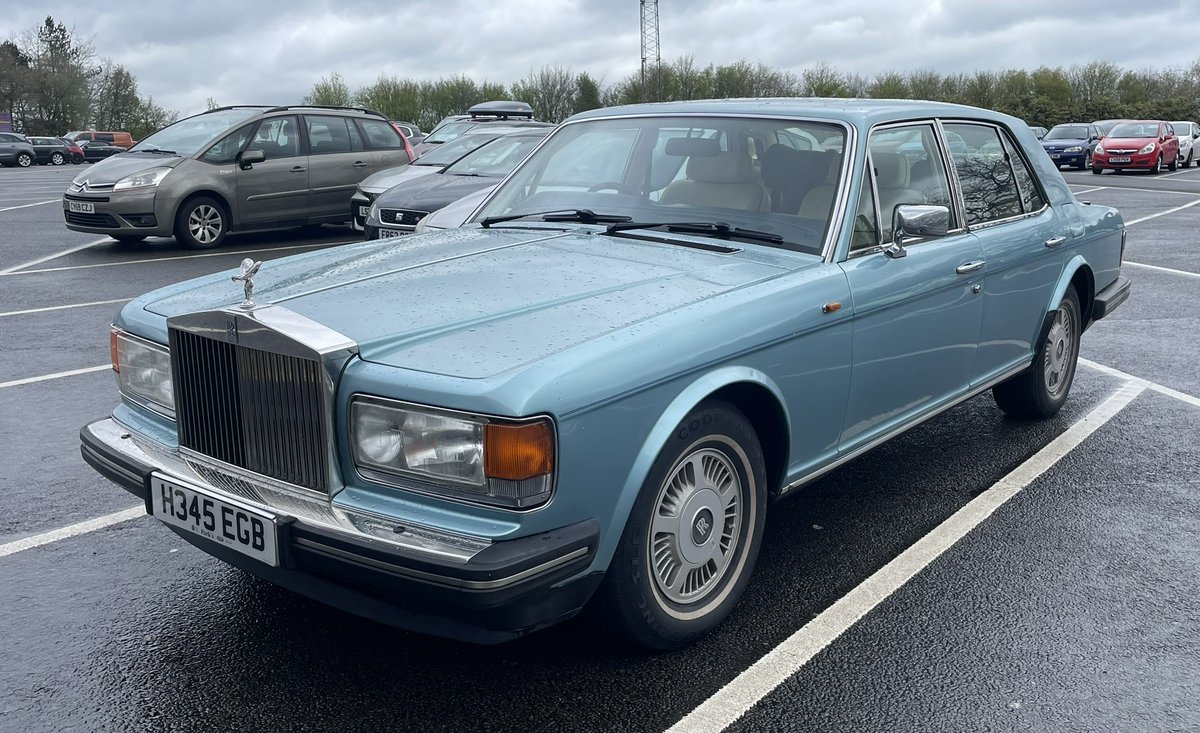 Not the usual type of car to go to a theme park in - but why not! Spotted this @rollsroycemotorcars #silverspirit recently. It's a 91 car which means it is a either Silver Spirit or Silver Spur. On this occasion, the rarer Silver Spirit. This one was MOT tested at 75k mi in 2023.