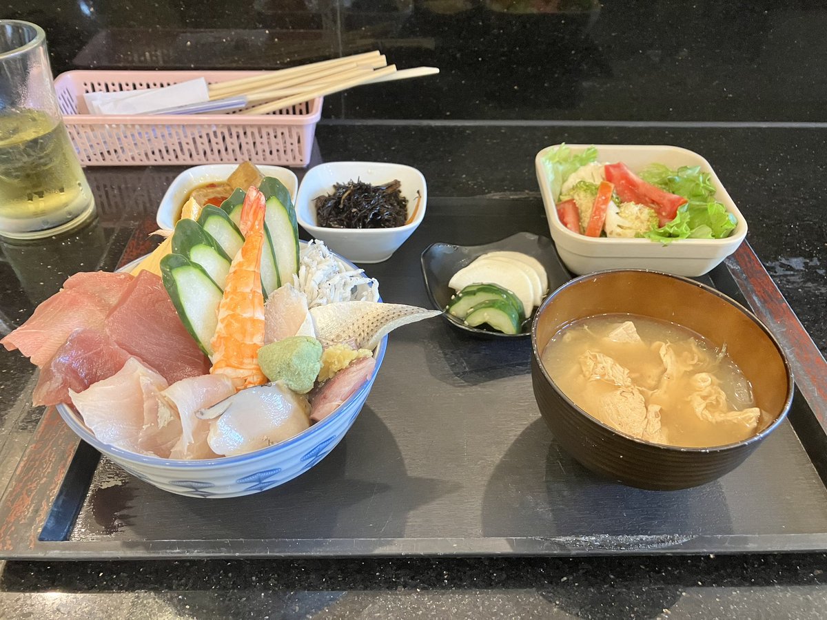 お昼はチラシ丼🍣🤤
満腹です🫃