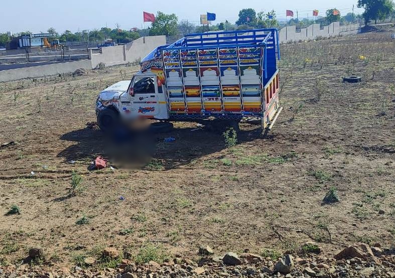 #Khandwa के थाना छैगांव माखन के अंतर्गत देशगांव में पिकअप वाहन के अनियंत्रित होकर पलट जाने से घायल हुए व्यक्ति को डायल-112/100 सेवा ने अस्पताल पहुँचाया #DIAL100MP #MPPOLICE  @KhandwaSp