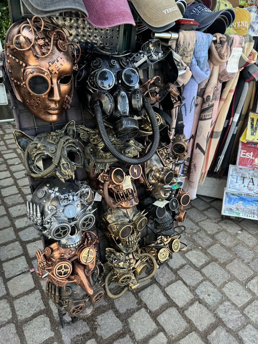 ヴェネツィアイスの仮面屋さん、一角だけ世界観が違うのが混じってるぜ。結構いろんなところで売られてるので流行ってるっぽい？